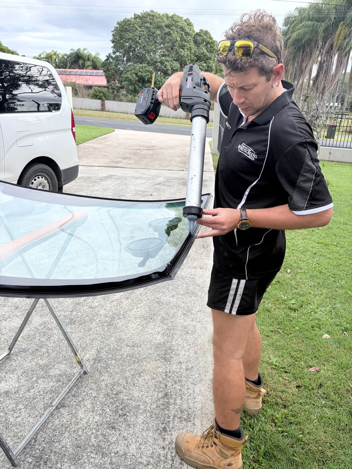 A Sunshine Coast Windscreens technician laying the urethane bead to seal in a new windscreen